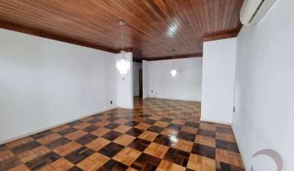 Casa Residencial de 4 dorms no bairro Centro