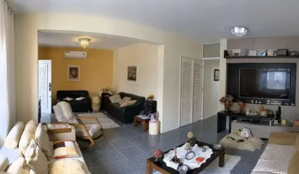Casa Residencial de 5 dorms no bairro Coqueiros