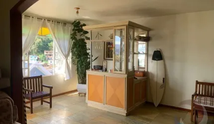 Casa Residencial de 6 dorms no bairro Agronômica