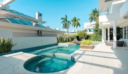 Casa de Alto Padrão com 537m² e 4 suítes em Jurerê Internacional
