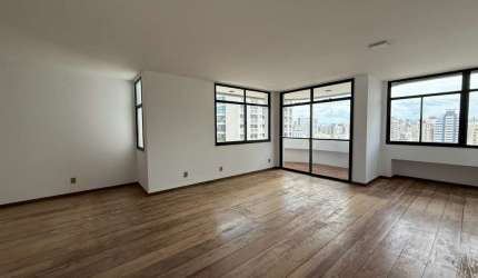 Apartamento de 211m² com 4 quartos sendo 2 suítes no Centro
