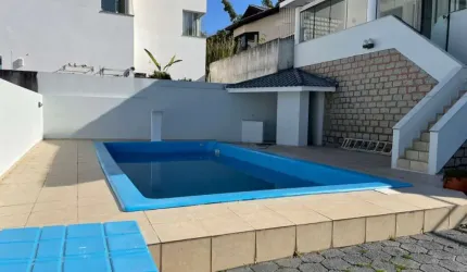 Casa Residencial de 5 dorms no bairro Ponta De Baixo