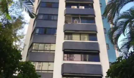 Apartamento em Itaigara 4/4 nascente.