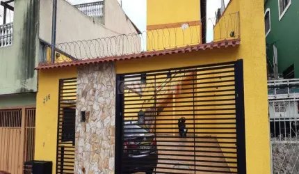 Sobrado em Condomínio Fechado com 2 suítes