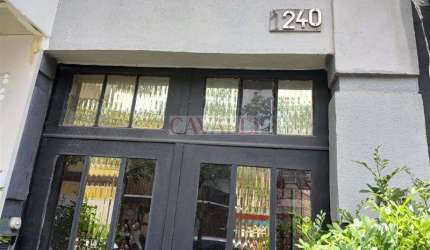 Casa independente, excelente localização.