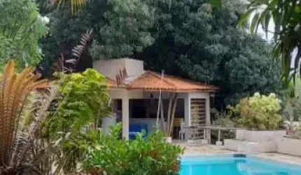 Casa sítio do Lado da praia em Condomínio com 2000m2 e  7/4  com 5 suítes  e piscina, espaço gourmet  e muito verde com árvores frutíferas