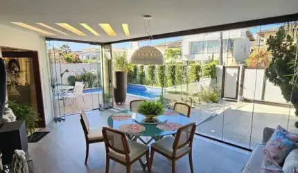 Vendo Linda casa semi-mobiliada em Villas com  320m2, nascente, reformada, 4/4, 3 suítes, 01 térrea, piscina, espaço Gourmet, jardim garagem - Villas do Atlântico - Salvador/Ba.