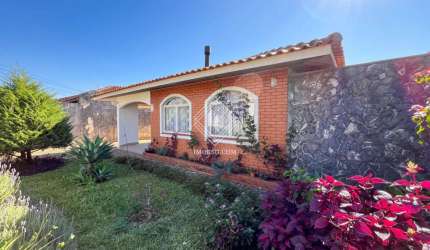 Casa térrea com amplo espaço de terreno