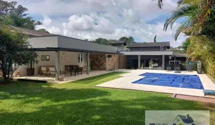 Casa Térrea na Granja Viana: 4 Suítes, 351m² A.U. e 1500m² A.T. - Venda ou Locação
