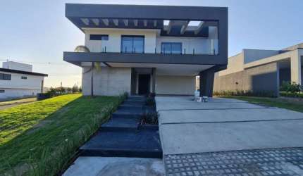 Excelente casa no Alphaville Litoral Norte 3, parte alta, lote de esquina, super ventilado, nascente total.