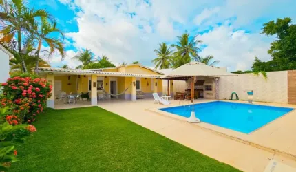 Venha viver o estilo de vida dos seus sonhos nesta deslumbrante casa térrea de 4 quartos, sendo 3 suítes, localizada na renomada Praia de Guarajuba.
