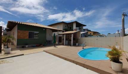 Casa com 3 dormitórios, sendo 1 suíte, piscina. Apta para financiamento! Localizada no Condomínio Arembepe Aquaville