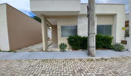 Oportunidade ! Casa 3/4 sendo 1 suíte em Condomínio Fechado na região de Abrantes.