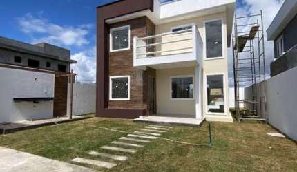 Linda casa com dois pavimentos, localizada no charmoso condomínio Luar de Arembepe.
