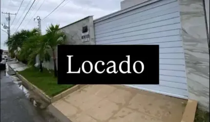 Casa térrea disponível para locação anual/mês R$ 3.500 , Diária R$ 800,00 Localizada no condomínio Arembepe Aquaville.