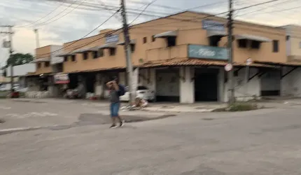 Ótimo prédio comercial de esquina medindo 16 metros de frente por 33 metros de fundos
