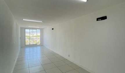 Sala comercial com 1 sala para alugar na Estrada dos Bandeirantes, 470, Taquara, Rio de Janeiro por R$ 1.400