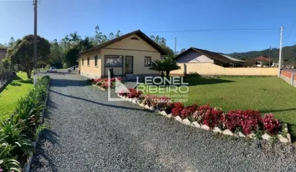 Casa no Bairro Pomeranos com Terreno muito amplo.