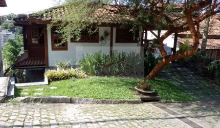 Linda Casa dentro de condomínio em Pendotiba