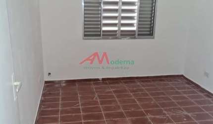 Sobrado residencial geminado, com estrutura de laje e revestimento em piso frio, oferece um ambiente aconchegante e prático para seus moradores. Composto por 02 dormitórios confortáveis e 02 banheiros