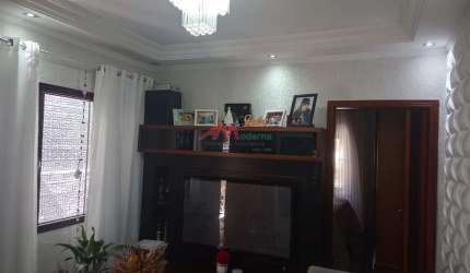 Maravilhosa casa térrea no bairro Pauliceia. Possui 2 dormitórios, sala, cozinha com armários planejados, 1 banheiro, lavabo, área de serviço ampla, espaço goumert com pia e churrasqueira, Garagem par