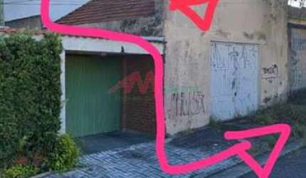 TERRENO 237,50m² COM CASA PARA DEMOLIÇÃO Situado na Vila Scarpelli, com as seguintes medidas e confrontações, 5m de frente mais 7m no canto chanfrado por 20m de frente aos fundos de um lado, de outro 