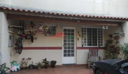 Casa em condomínio, 2 dormitórios, 1 dormitório possui ar condicionado, planejado, 1 cozinha planejada, 2 vagas de frente, 1 banheiro, 1 sotão que pode virar o 3º dormitório. Quintal com churrasqueira