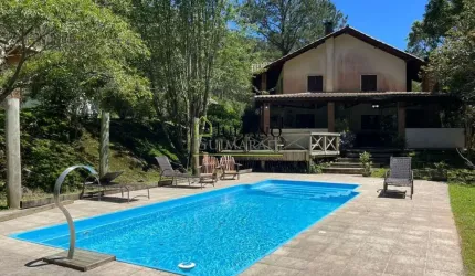 ÓTIMA CASA com 200m2 em um TERRENO com 7.700m2 À VENDA em Anitápolis/SC.