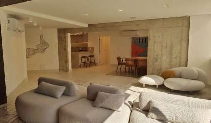 Apartamento de 4 ddormitórios totalmente reformado no Boqueirão 223m²