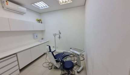Clinica para locação, com recepção, cozinha, área de serviço 2 banheiros
