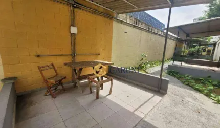 Casa comercial para locação na Vila Anastácio.