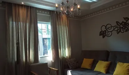 Sobrado, iluminado em uma rua Tranquila familia
