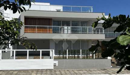 Casa em condomínio fechado com 4 quartos para alugar na Rua Das Amendoeiras, 602, Morrinhos, Garopaba por R$ 16.000