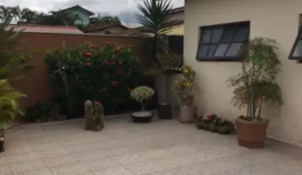 Casa com 2 dormitórios sendo 01 suíte mais Edícula completa nos fundos