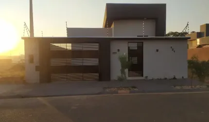 Linda casa residencial, novíssima, no bairro Set Sul II, localizado na parte alta da Zona Sul, um bairro com cara de Condomínio fechado, com diversos atrativos de lazer.