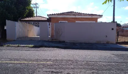 Casa residencial no Jardim Conceição, bairro bem localizado, ao da Avenida Philadelpho, próximo ao Max Atacadista, fácil acesso, a 5 minutos do Centro.