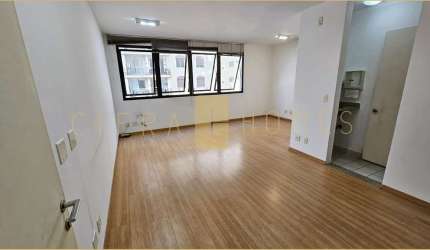 Excelente sala comercial para locação e venda, em andar alto, bem ventilada e iluminada. 01 vaga de