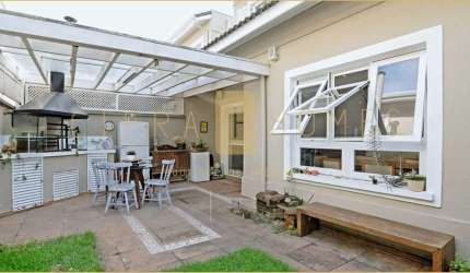 Casa 3 dorms, suíte com closet, jardim, área gourmet e 3 vagas em localização nobre.