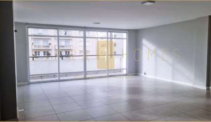 Apartamento duplex com 3 Quartos, 2 Suítes, com varanda e vista para o Parque Ibirapuera.