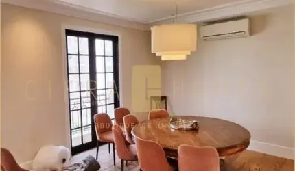 Apartamento exclusivo no Jardim Paulista com 2 suítes, lareira, sacadas e 2 vagas.