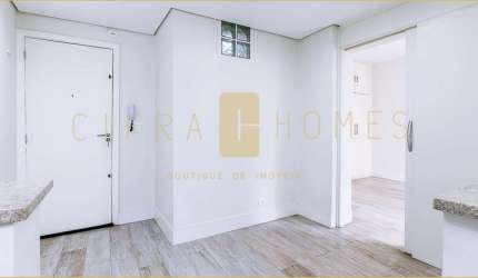 Apartamento reformado para locação, de 35m², 1 dormitório amplo, vaga e ótima localização.