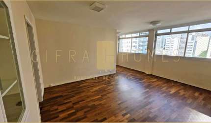 Apartamento reformado para locação, com 3 dormitórios, suíte, lavabo e 1 vaga em localização privil