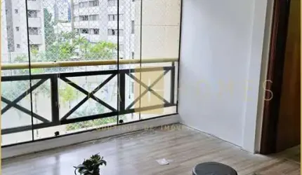 Apartamento com 3 suítes, varanda, 2 vagas e lazer completo em rua tranquila de Moema