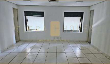 Sala comercial para locação, com 2 banheiros, 1 vaga e portaria 24h em localização estratégica de M