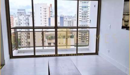 Apartamento recém reformado para locação, com suíte e sacada em localização privilegiada.