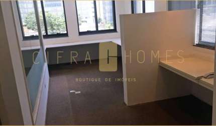 Sala à venda com 60m², 2 Banheiros, Vaga e Ar Condicionado Central, à 200m da Faria Lima