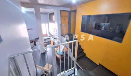 CASA COMERCIAL TRIPLEX, BEM ESTRUTURADA E SEGURA, APROX. 500M², GARAGEM PARA 2 A 3 CARROS, BEM LOCAL