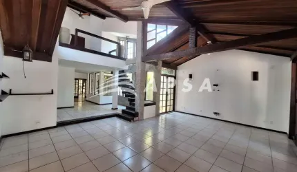 EXCELENTE CASA EM CONDOMÍNIO FECHADO BARRA DA TIJUCA  ESPETACULAR CASA EM ESTILO RÚSTICO NO CONDOMÍN