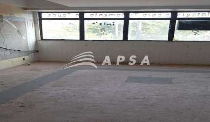 SALA COMERCIAL NO VALQUEIRE, EXCELENTE LOCALIZAÇÃO PONTO DE CONDUÇÃO NA FRENTE. O PRÉDIO CONTA COM D