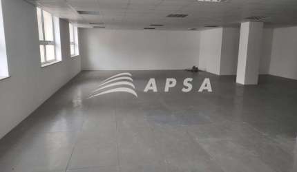 EXCELENTE SALA COMERCIAL EM IMPONENTE PRÉDIO CORPORATIVO, COM 3 ELEVADORES E PORTARIA 24 HORAS, NO C